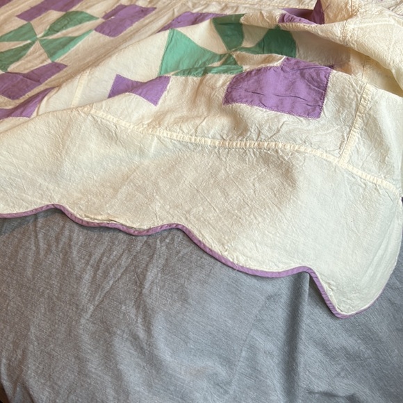 VINTAGE Quilted Twin Size Bed Cover with Scalloped Edges - Picture 4 of 7